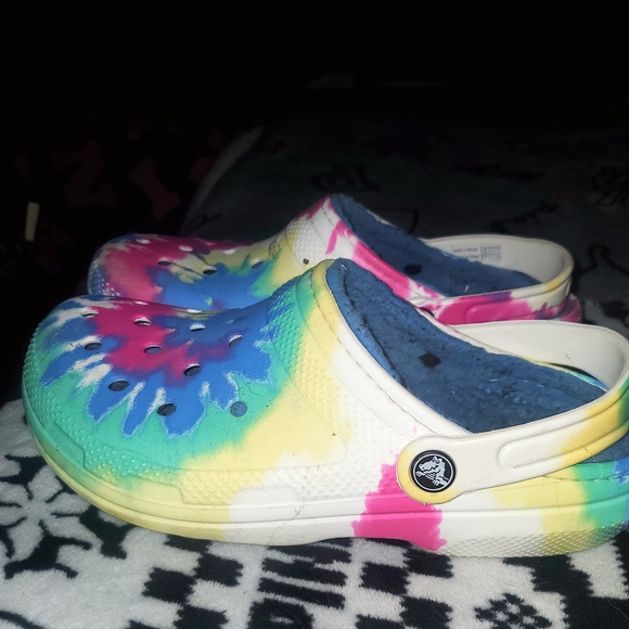 Tye Dyed Crocs With Fur Lining - Picture 6 of 7